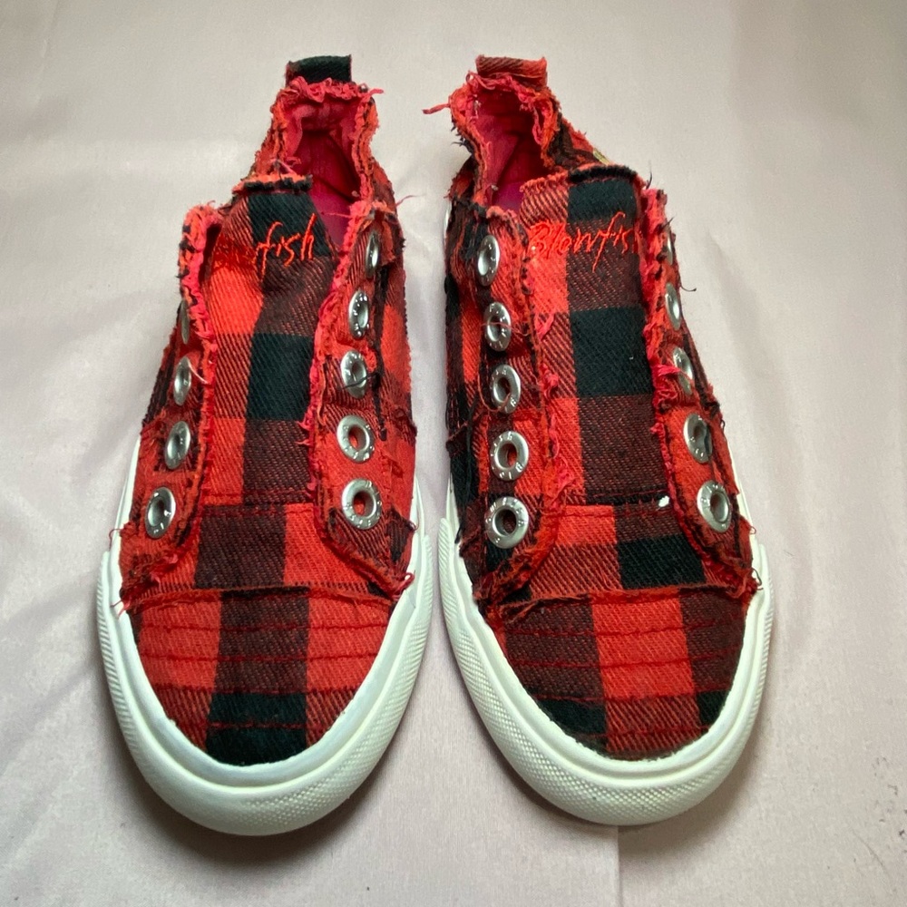 Blowfish Malibu Play kids slip-on sneakers in a red/black buffalo plaid size 3.5